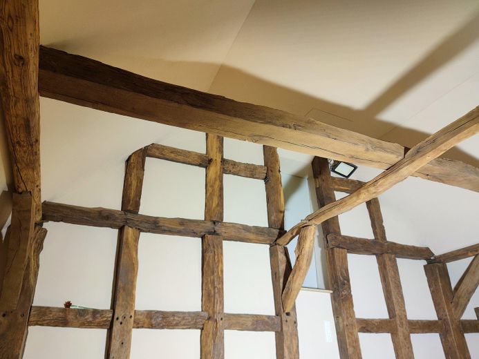 Sin intermediarios: finca con entramado de madera de alrededor de 1720 – aprox. 1.030 m² de superficie habitable/útil, salón, taller, edificio anexo – Freigelegtes Fachwerk im DG