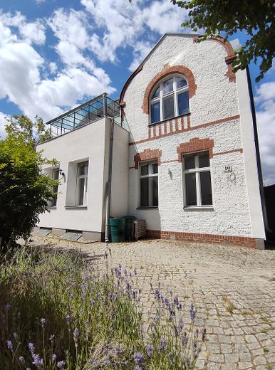PROVISIONSFREIES JUWEL - Sanierte Altbauvilla mit großem Garten – Vorderseite