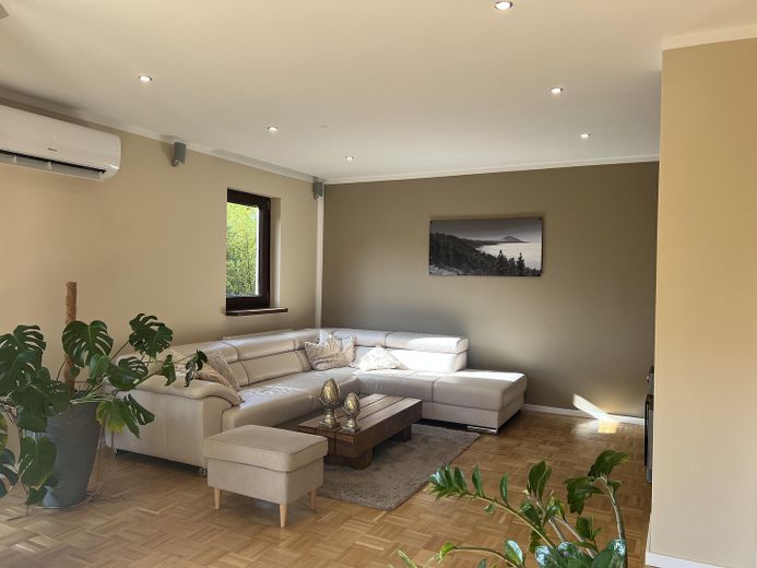 Provisionsfrei: Feldrand-Idylle trifft Smart Home – Vollklima, PV & sehr niedrige Energiekosten – Wohnzimmer EG