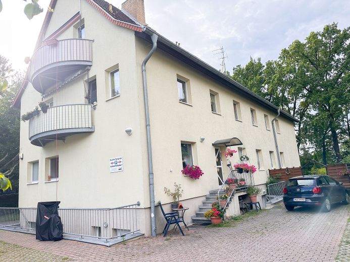 Haus am See - Große Terrasse - Bootssteeg – Straßenseite  mit Parkplätzen