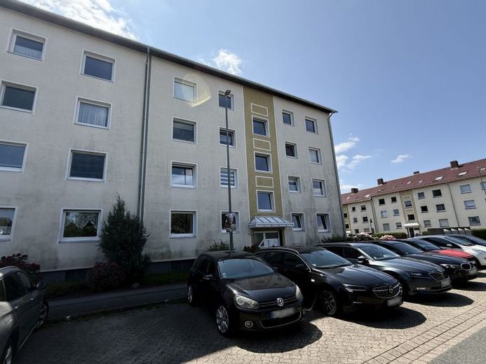 Charmante 3-Zimmer-Wohnung mit sonniger Südloggia und Blick ins Grüne – Photo 1