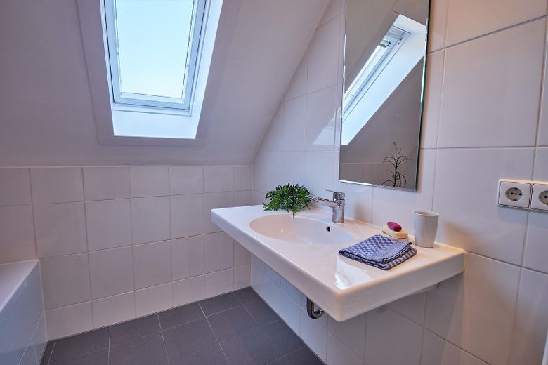 Gepflegte 4,5-Zimmerwohnung mit Stellplatz! !Provisionsfrei! – Badezimmer Waschbecken