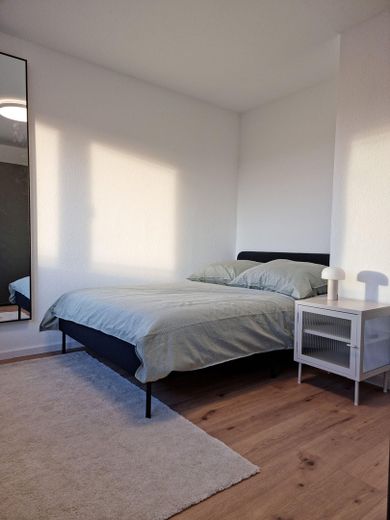 Frisch saniertes, stilvoll möbliertes Mini-Penthouse | 6,1% Rendite oder Eigennutz – Schlafzimmer Sonnenuntergang