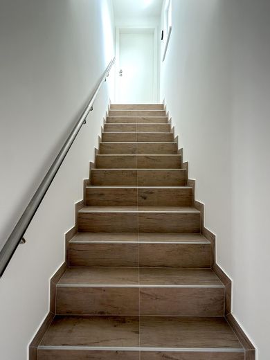 Hochwertiges, kernsaniertes, bezugsfertiges Zweifamilienhaus – Energieklasse A – Treppenhaus