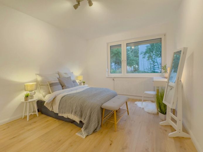 أول سكن بعد التجديد: شقة عصرية من 3 غرف مع شرفة لوجيا – Schlafzimmer