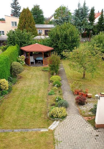 سعادة عائلية مُعتنى بها جيدًا مع 5 غرف وحديقة واسعة في هالدنسليبن – Blick in den Garten von oben