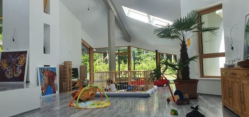 Renoviert & provisionsfrei: Lichtdurchflutete, moderne Villa auf Traumgrundstück – Wohnzimmer / Blick Garten