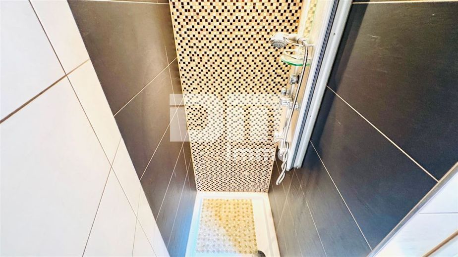 Schönes Wohnhaus mit Doppelgarage, Terrasse und Nebengelass in Traumlage – OG / DG Badezimmer Wanne / Dusche / Hantuchwärmer