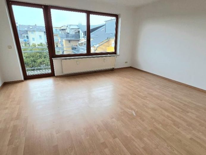 Great 3-room top-floor apartment with sunny balcony and fitted kitchen – Photo 1