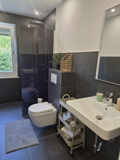 Tolles Zimmer in neu gegründeter 4-Zimmer-WG - Erstbezug nach Sanierung! – Bad