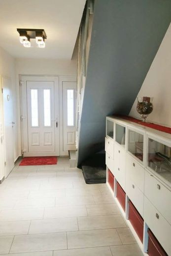Przyszłość spotyka komfort - geotermia, fotowoltaika i luksusowe wyposażenie w spokojnej lokalizacji – Eingangsbereich mit Treppe