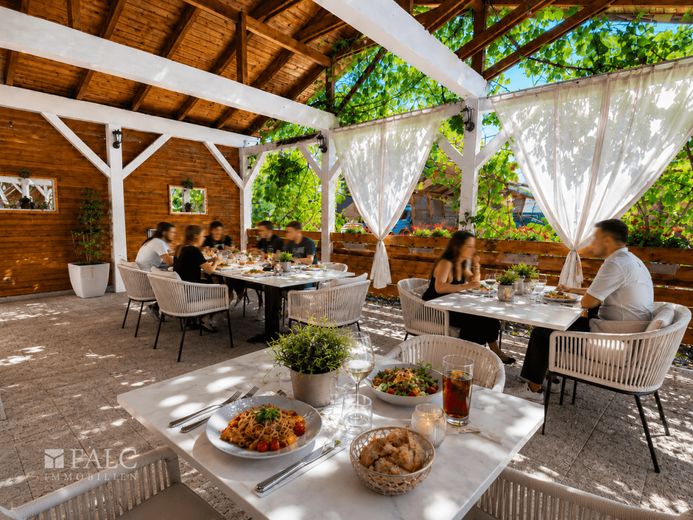 Drei Konzepte, ein Grundstück: Gastronomie, Eventlocation und Zimmervermietung – Außenbereich Restaurant