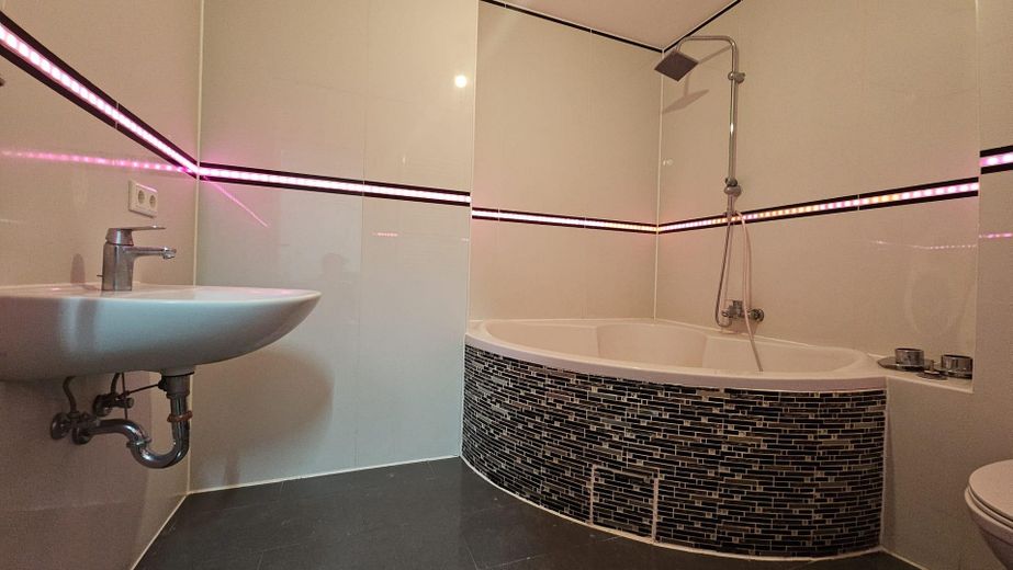 3,5-Zimmer-Wohnung in Bad Vilbel: Modernes Wohnen mit Dachboden – Bad mit WC
