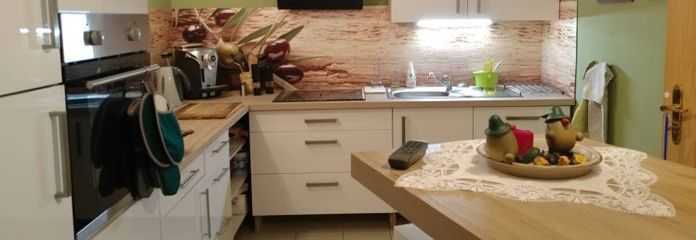 Encantador apartamento de 2 habitaciones en el ático, distribuido en dos niveles, con plaza de aparcamiento y cocina