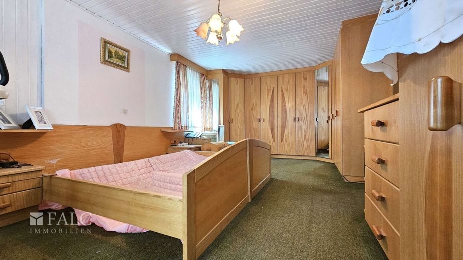 Zweifamilienhaus mit Potenzial in Landau a. d. Isar - zwei Wohneinheiten, Garage &amp; Garten – Schlafzimmer 1. OG