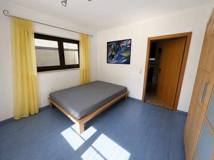 من المالك الخاص! منزل عائلي منفصل مع شقة ملحقة في موقع هادئ – Einliegerwohnung Schlafzimmer