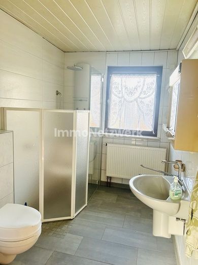 *Ländlicher Bungalow mit viel Potenzial - auf einer Ebene wohnen, naturnah leben* – Badezimmer