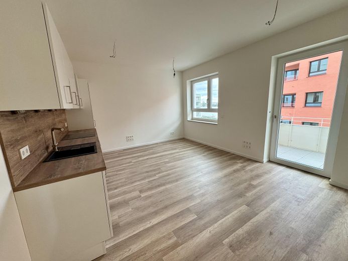 Havel manzaralı, engelsiz yeni yapım 2 odalı daire – 1 Wohnzimmer Ansicht von Flur