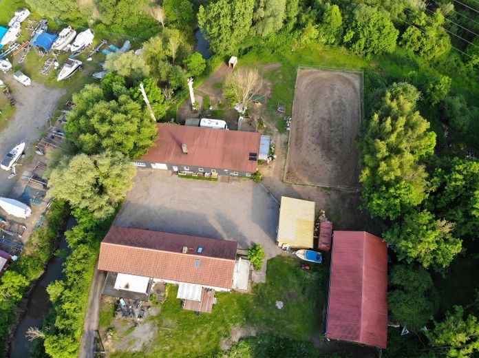 Einzigartiger Resthof / Schwinger Yachthafen / 3 Wohneinheiten, Reitanlage & Pferdestall / Stade – Grundstück von oben
