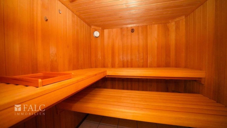 Repräsentatives Anwesen mit Wellnessbereich und eigenem Waldbestand - FALC Immobilien – Gesundes Schwitzen