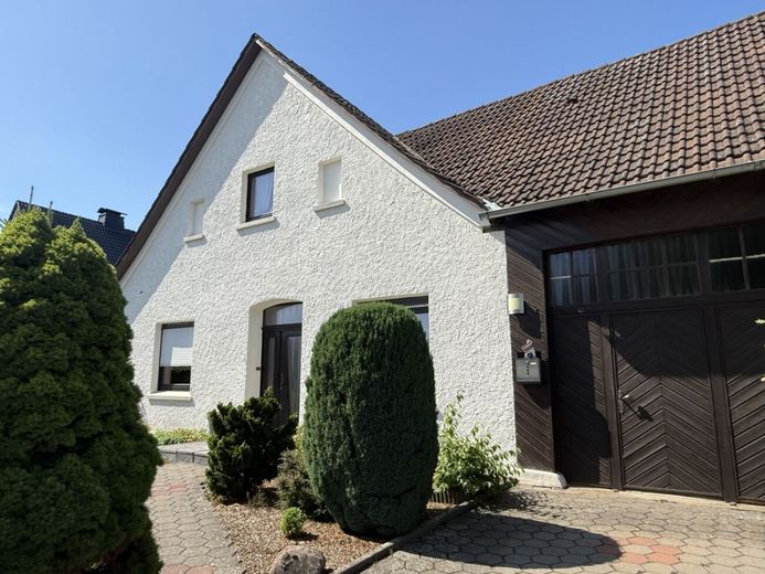 Ein Einfamilienhaus in Löhne-Mennighüffen, das noch nicht fertig erzählt ist! – Straßenansicht