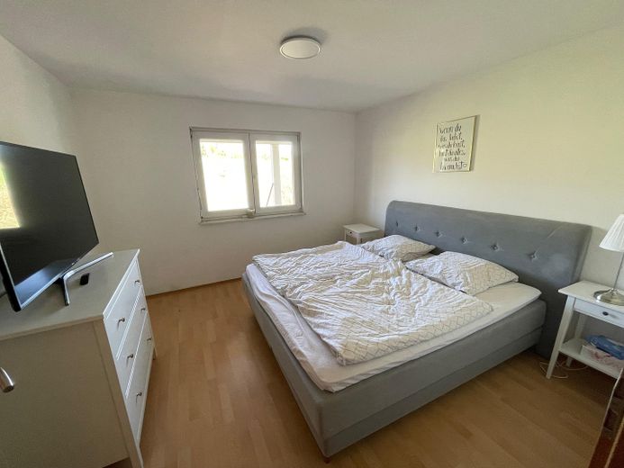 Modernisiertes Zweifamilienhaus mit 263 m² Wohnfläche, attraktiver Vermietungsperspektive – Schlafzimmer Einliegerwohnung