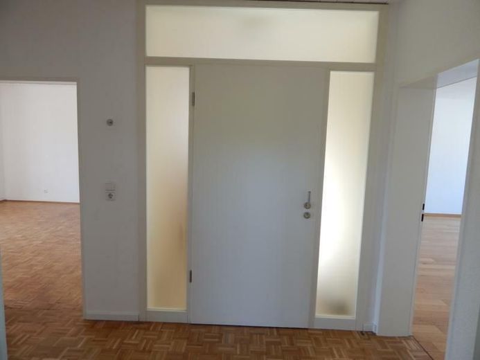 Frisch renovierte 3-Zimmer-Wohnung mit Balkon, Loggia &amp; saniertem Bad im gepflegten Zweifamilienhaus – Wohnungstuer