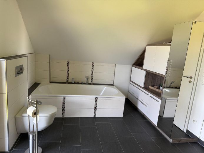 Modernes Massivhaus in ruhiger Neubausiedlung: Südausrichtung, Terrassendach, Sauna & 9m-Garage – Bad OG 1