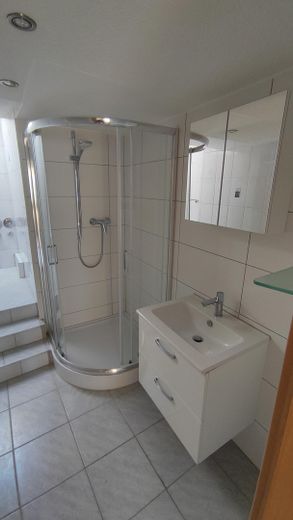 Wunderschöne, großzügige 3-Zimmer-Wohnung in Pleidelsheim – 94 m² zum Wohlfühlen – Dusche