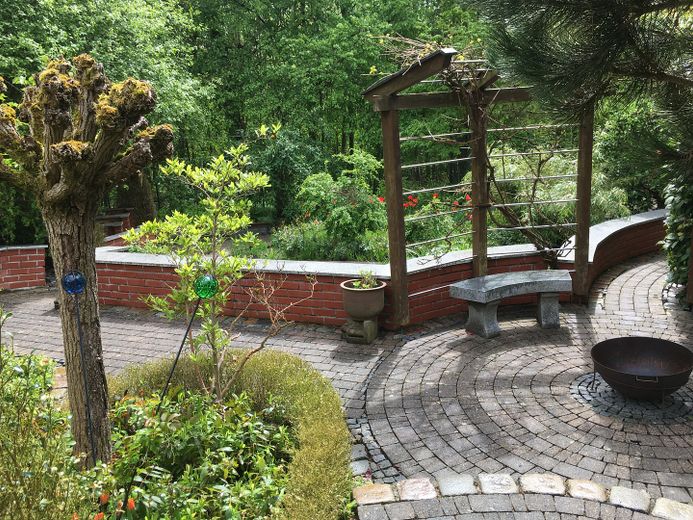 Am Waldrand gelegenes Einfamilienhaus mit ELW und parkähnlichem Garten – Weinlaube
