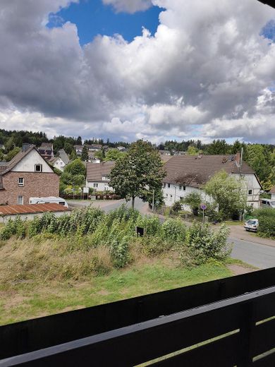 Appartement en copropriété solide de 2 pièces avec loggia et vue imprenable dans un emplacement calme – Blick von der Loggia 3