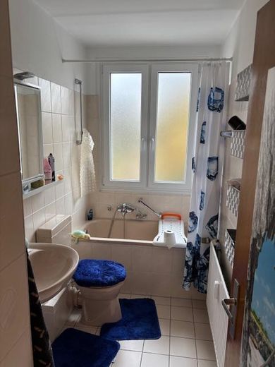 Bad neues Fenster, alte Tür