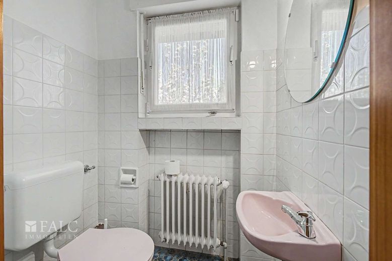 Wohnen mit Perspektive: Einfamilienhaus inklusive Einliegerwohnung auf 878 m² Sonnengrundstück – Gäste-WC_EG