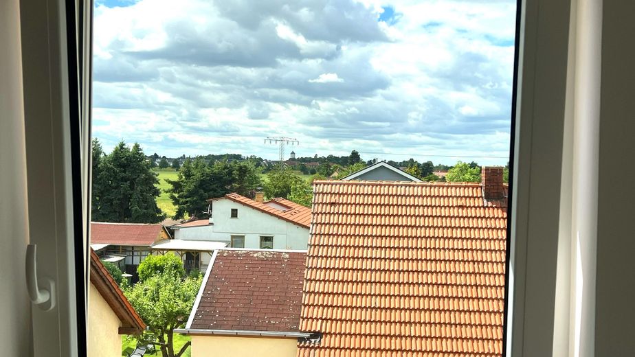 Ruhe mit Blick über Felder: Exklusives wohngesundes Plusenergie-Doppelhaus, S-Bahn fußläufig – Weitblick gen Wasserturm