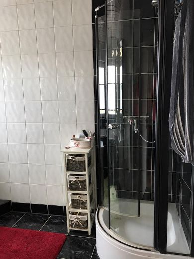 Appartement soigné de 3 pièces sur le Kuhberg à Ulm – 2 balcons, environnement calme & excellente desserte – Bad02