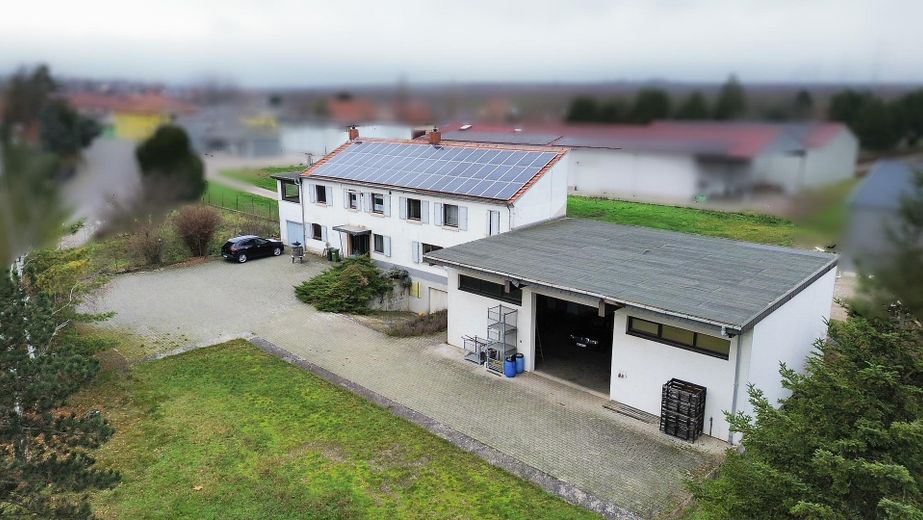 Wszechstronna posiadłość z domem mieszkalnym, halami magazynowymi & dużym podwórzem – Wohnhaus & kleine Halle