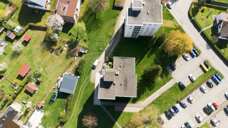 Sofort bezugsfreie 2-Zimmer-Wohnung mit Balkon und Aufzug in Aldingen – Gebäudeansicht Vogelperspektive