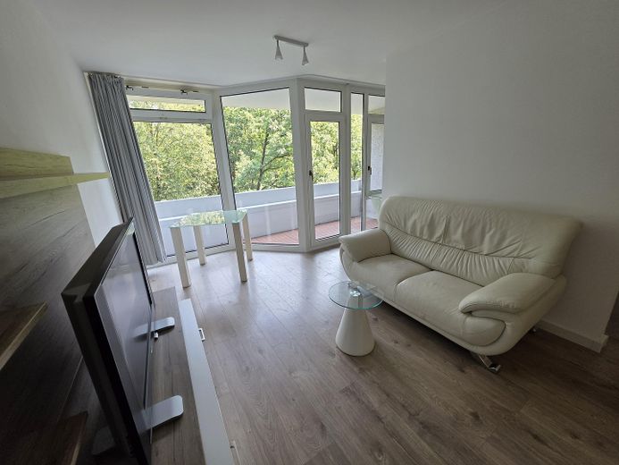 Schöner Wohnen, provisionsfreie/möblierte 1,5 Z-Whg.,2.OG, Lift, TG, 10 Min. U3, 5 % Rendite möglich – Wohnbereich