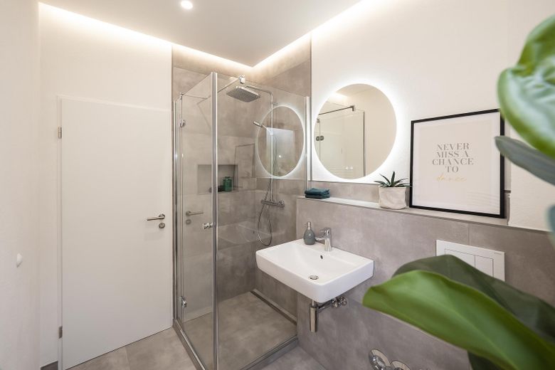Badezimmer mit Dusche
