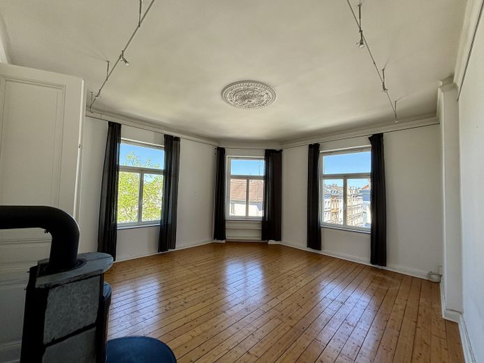 Altbau-Charme pur: 4-Zimmer-Wohnung mit Dielenboden & Stuckdecken – Foto 1