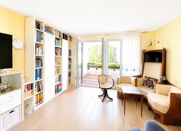 Hochwertiges Zuhause in einer der gefragtesten Wohnanlagen Münchens – Wohnzimmer mit Balkon