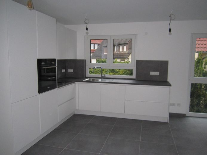 Neubau 2,5-Zimmer-Wohnung 2. OG in Herrenberg mit Küche, Garage, Wallbox, gehobene Ausstattung – Küche 