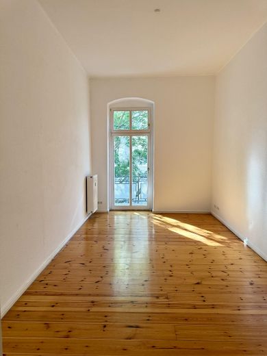 Provisionsfrei: 89m² Altbau am Helmholzplatz, Balkon, bezugsfrei – Schlafzimmer 