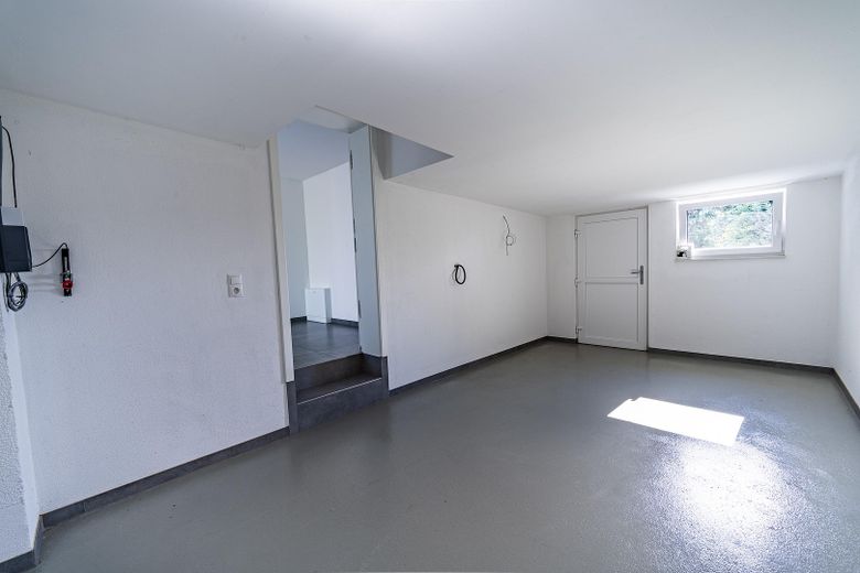 Attraktive Maisonettewohnung mit Haus-im-Haus-Charakter, Dachloggia, Garage – Garage mit Zugang zur Wohnung