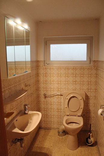 Zweifamilien-Wohnhaus in der Kleinstadt Leun im Lahn-Dill-Kreis. Der Kaufpreis ist verhandelbar. – UG Toilette
