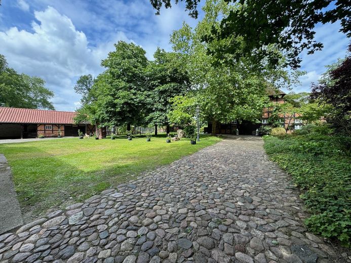 Pferdehof / Resthof, exkl. Anwesen nur 1 Auto-Stunde von Hamburg - optional bis 30 ha Eigenland – Hofzufahrt Natursteinpflaster