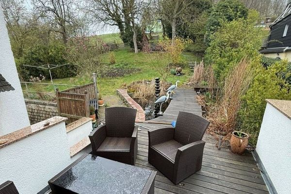 4-Zi. mit Laminat, Küchenofen, Terrasse, Kachelofen und offener Küche in zentraler Lage!