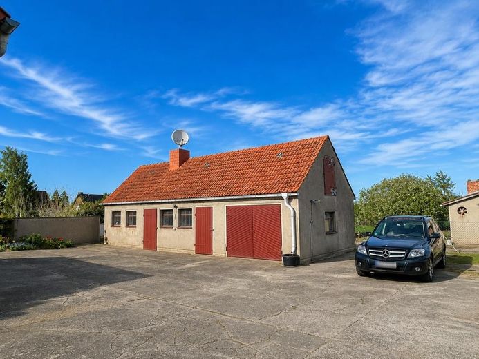 Nebengelass mit Garage