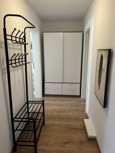 Studenten, Pendler aufgepasst! 2 Zi Möbliertes Apt. 60qm zu vermieten. – Flur
