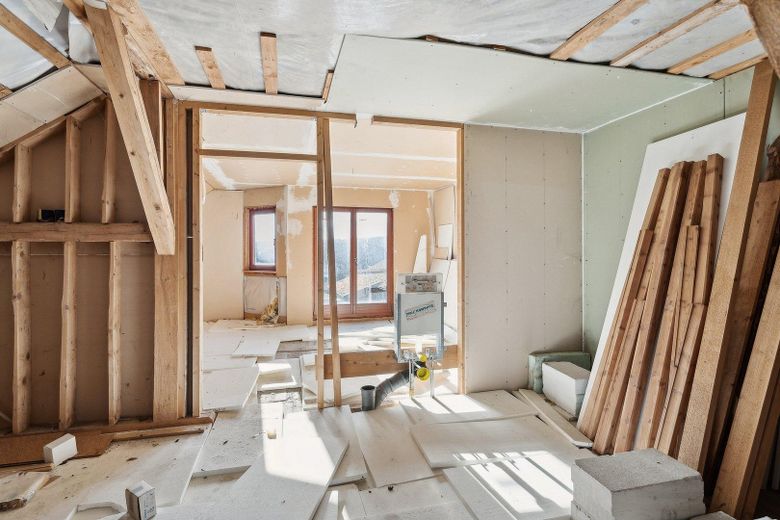 RENDITE > 7% mgl. o. Eigennutzung und Kapitalanlage kombiniert-MFH mit Ausbaupotenzial rd.350 m2 – Neuer Teil DG